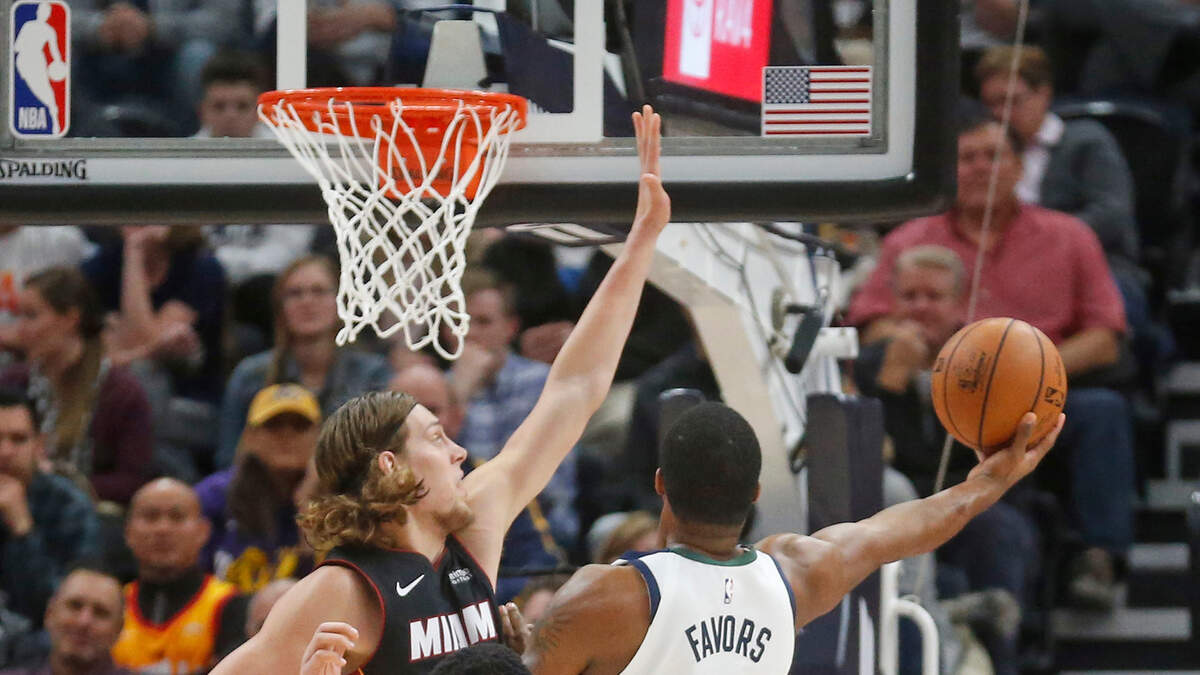 El jugador del Jazz Derrick Favors (der.) trata de anotar ante la marca de Kelly Olynyk, del Heat, en el partido celebrado el 12 de diciembre de 2018 en Utah.