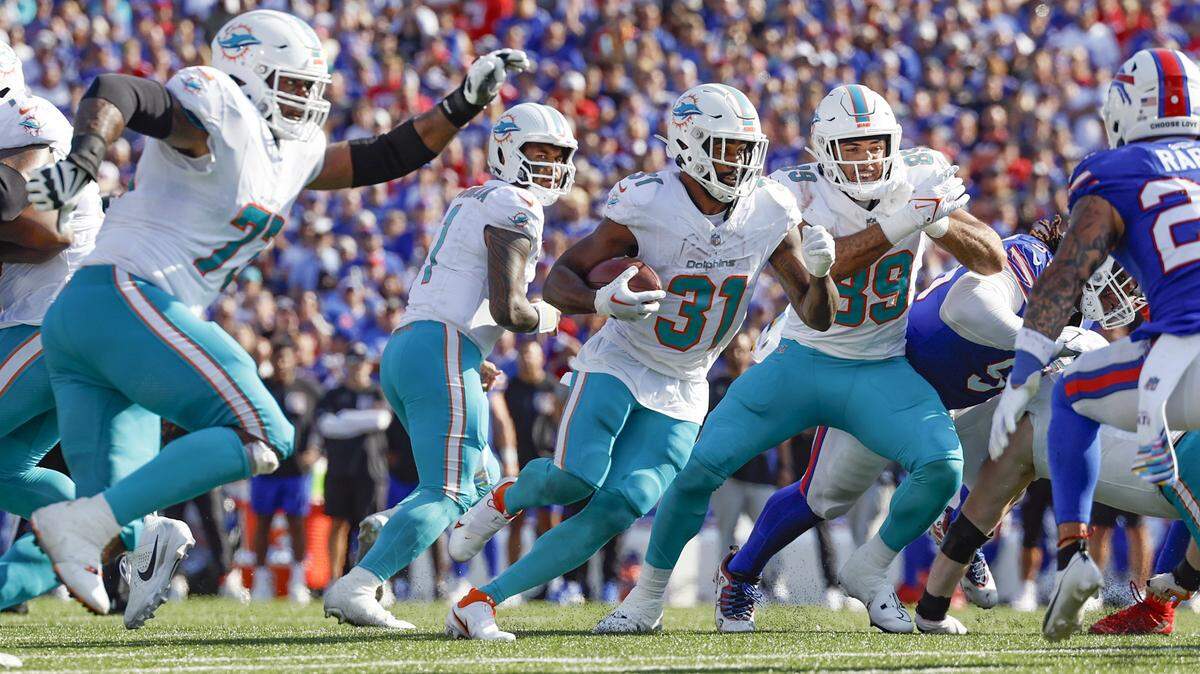 Pasada la borrasca de la abultada derrota 48-20 de los Dolphins contra los Buffalo Bills, el domingo en el Highmark Stadium en Orchard Park, N.Y., el entrenador del escuadrón de Miami Mike McDaniel esperó que bajaran las aguas y el lunes dio un jalón de orejas a todo el grupo.