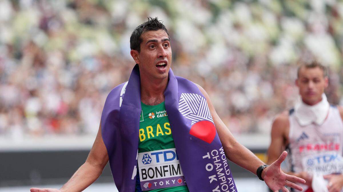 El brasileño Caio Bonfim celebra tras ganar la medalla de oro en los 20 kilómetros marcha en el Mundial de Tokio, Japón.