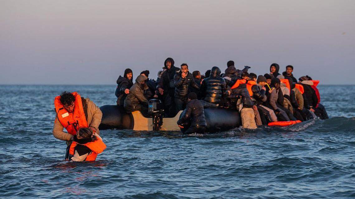 Desmantelada una red de suministro de pateras en el Canal de la Mancha con 21 detenidos