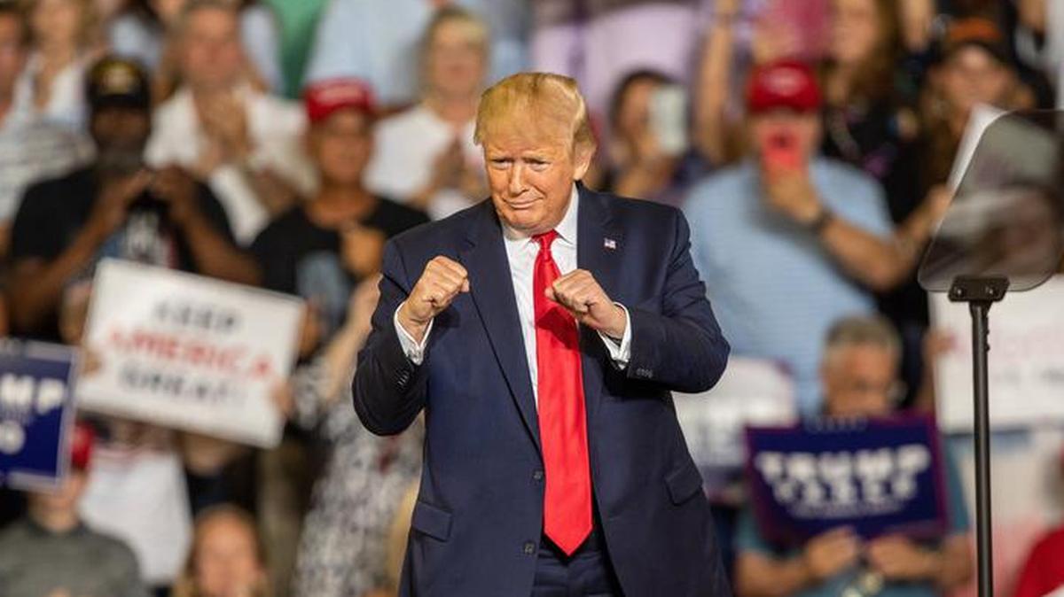 El presidente Donald Trump trabaja con la multitud durante un mitin de campaña el miércoles 17 de julio de 2019 en la Universidad de East Carolina en Greenville, Carolina del Norte.