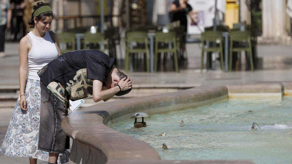 Una persona se refresca en una fuente del centro de la ciudad de Valencia, España, el lunes 30 de junio de 2025, durante este inicio de semana en la que las temperaturas van a seguir muy altas, con tendencia a un ligero descenso el fin de semana. Junio ha sido el mes más cálido en la Comunitat Valenciana con una anomalía de +3.6 grados respecto al promedio normal.