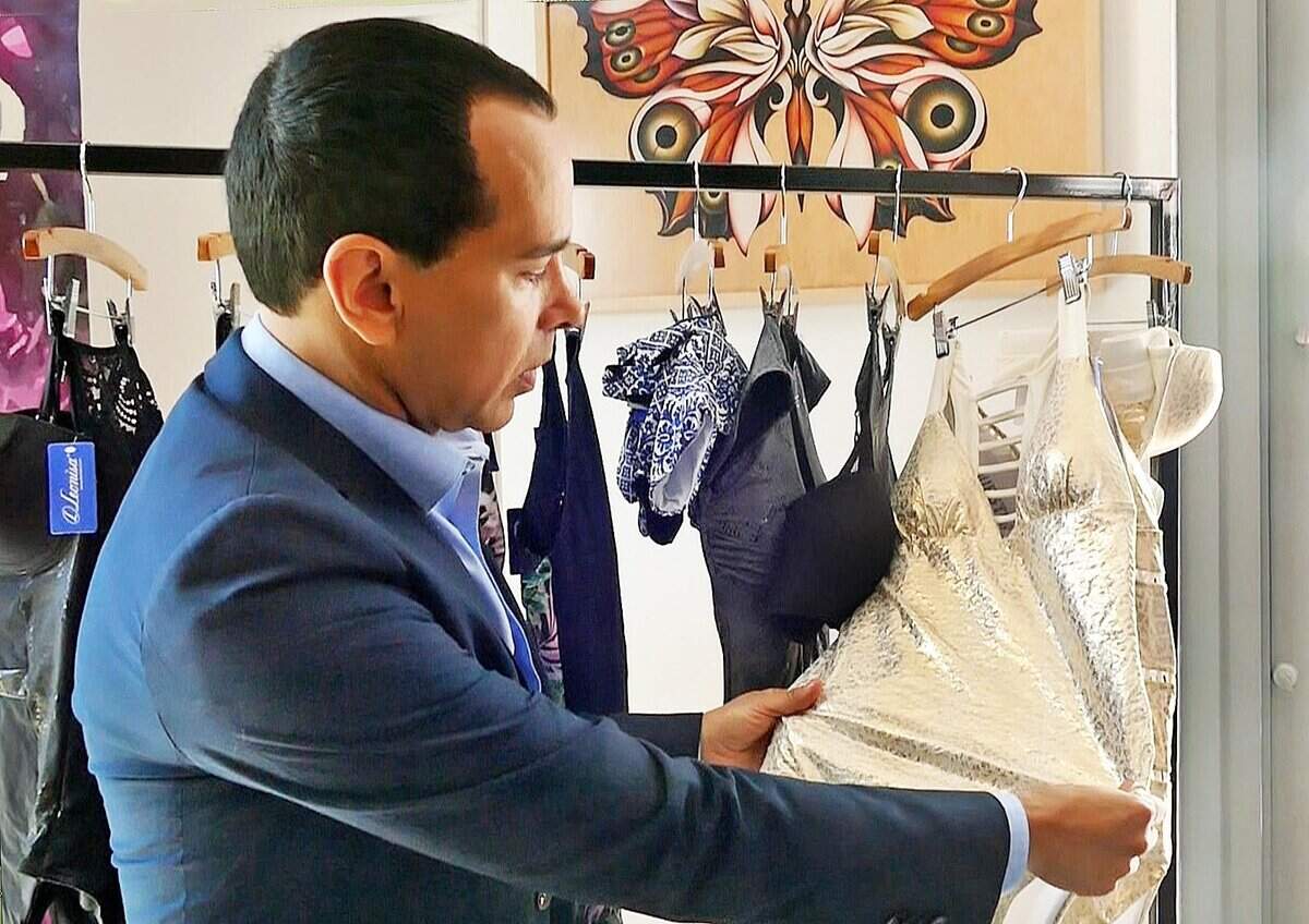 Octavio Quintana, vicepresidente de la división de Norteamérica de Leonisa Swimwear, muestra los tejidos con soporte y compresión de los trajes de baño en un evento celebrado para exhibir los diseños de más de 20 firmas colombianas en Faena Bazaar.