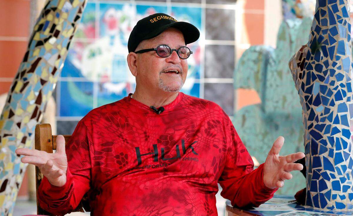HAB01. LA HABANA (CUBA), 15/03/2019.- El artista cubano José Antonio Rodríguez Fúster conversa con Efe este miércoles 13 de marzo del 2019, en La Habana (Cuba). Figuras surrealistas, frases inspiradoras, colores e infinitas curvas plasmados en mosaicos han ido invadiendo desde hace 25 años la localidad habanera de Jaimanitas hasta convertirla en un importante atractivo turístico. Es la obra de José Antonio Rodríguez Fúster, el Gaudí cubano. EFE/Ernesto Mastrascusa