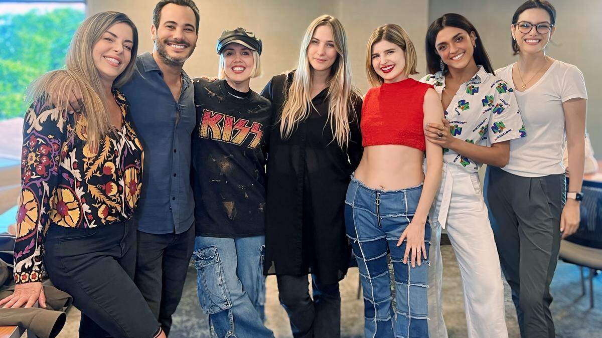 Elenco de la obra. De izquierda a derecha: Jalymar Salomón, Carlos Enrique Almirante, Mica Plum, Josefina Pieres, Sol Carlos, Arianne Girón, Jesika Marcano.