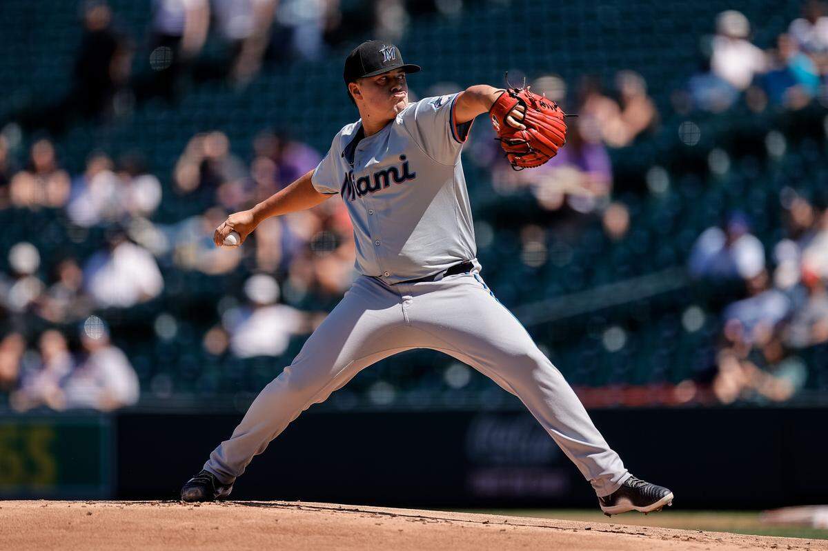 El abridor de los Marlins de Miami Valente Bellozo lanza en el primer inning del partido ante los Rockies, celebrado el 29 de agosto de 2024 en el Coors Field en Denver, Colorado.