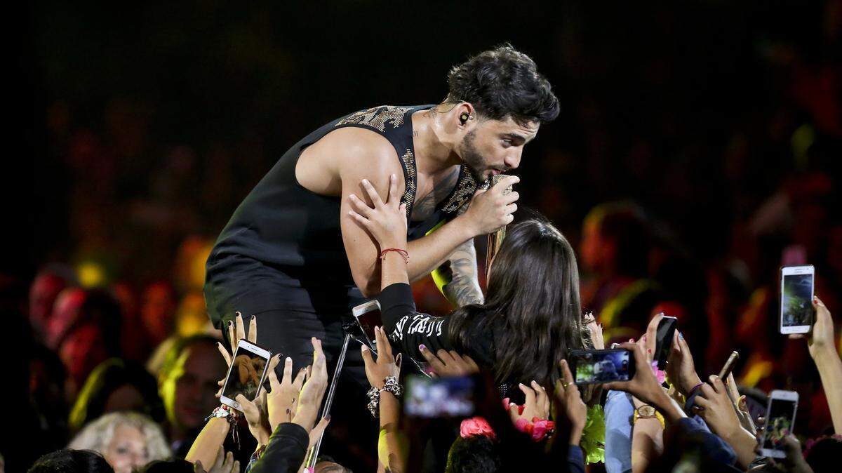 En esta foto de archivo del 24 de febrero de 2017, el cantante colombiano Maluma se presenta durante el Festival Internacional de la Canción de Viña del Mar, en Chile.
