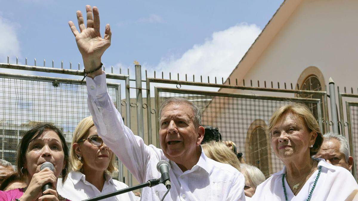 El candidato presidencial opositor Edmundo González saluda a sus seguidores después de votar en las elecciones venezolanas, el domingo 28 de julio de 2024, en Caracas.