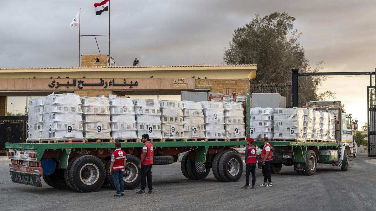 Camiones con ayuda humanitaria para la Franja de Gaza cruzan el punto fronterizo de Rafah, Egipto, el domingo 12 de octubre de 2025.