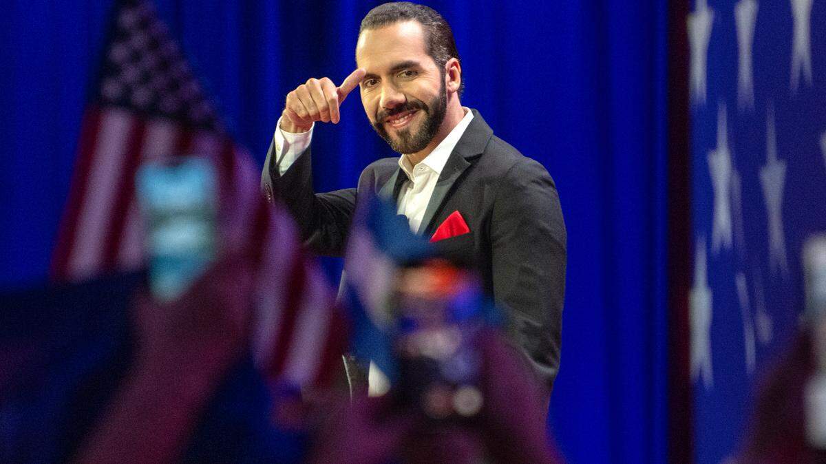 El presidente Nayib Bukele, de El Salvador, hace un gesto a la multitud cuando llega para hacer comentarios en la Conferencia de Acción Política Conservadora (CPAC) de 2024 en National Harbor, Maryland, EE. UU., el jueves 22 de febrero de 2024.
