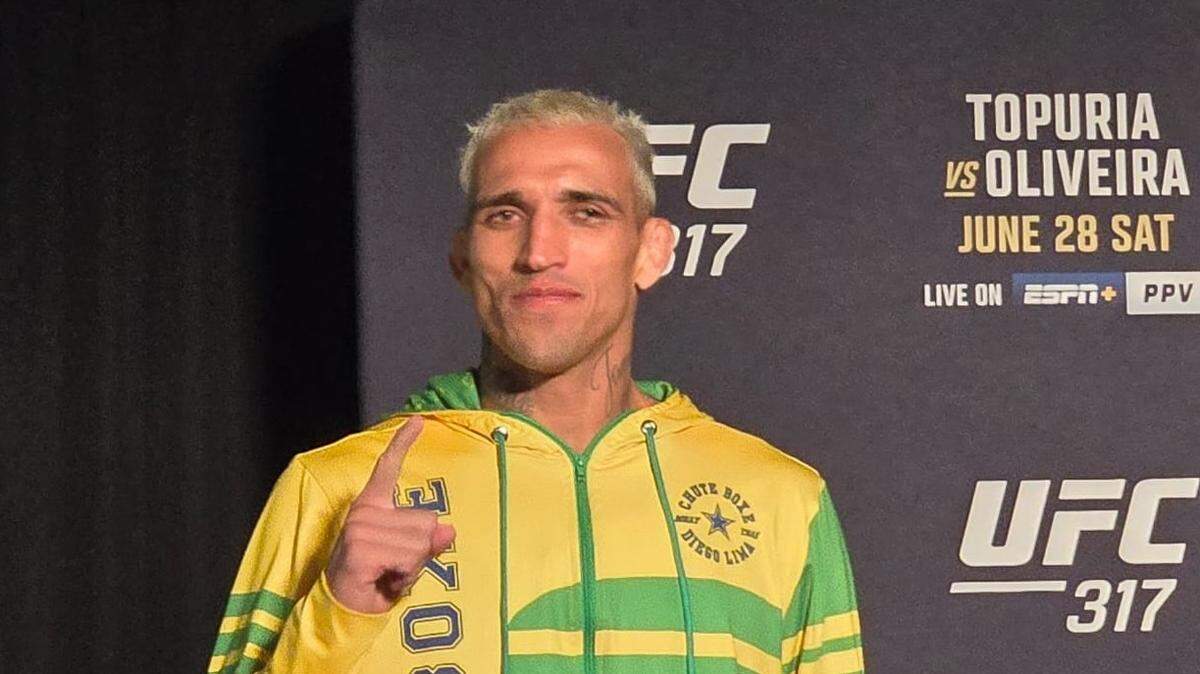 Charles Oliveira enfrenta a Ilia Topuria en la pelea estelar de la UFC 317, el sábado en Las Vegas.