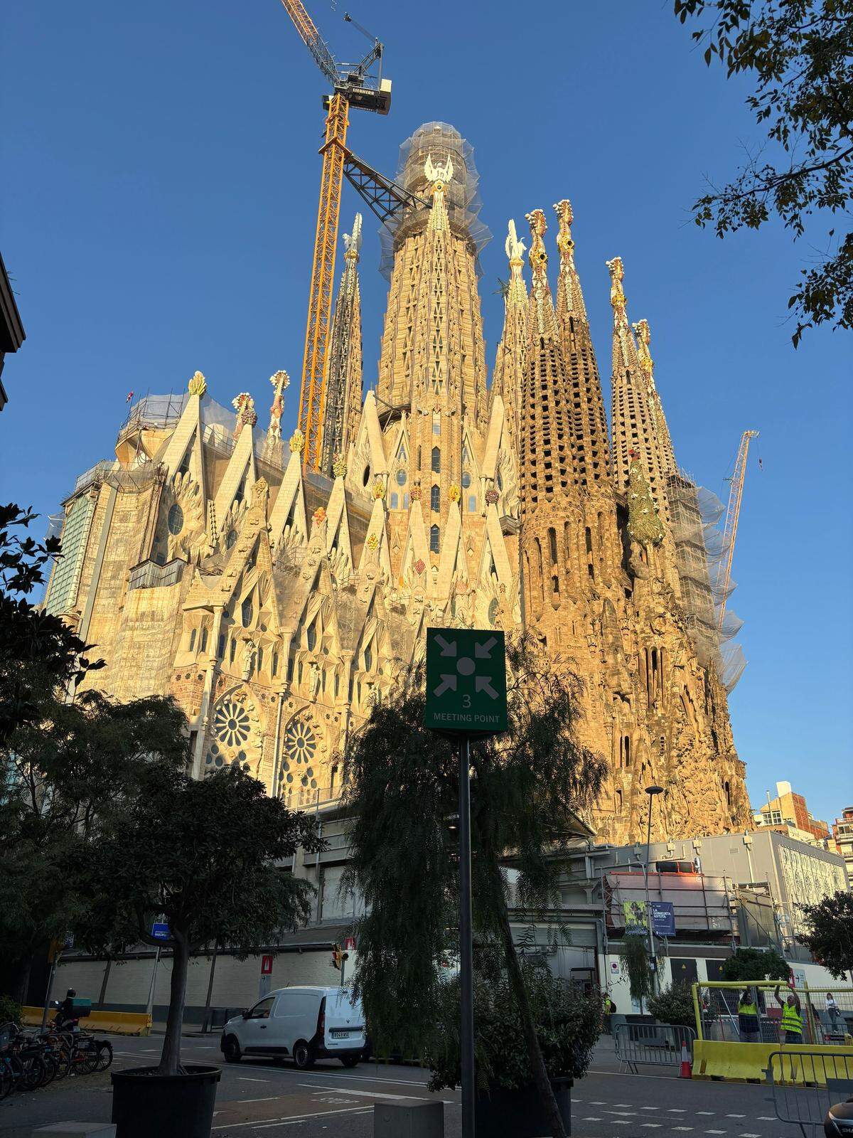 La Sagrada Familia de Barcelona, España, brilla bajo el sol de la mañana del jueves 18 de septiembre de 2025. En lo alto se puede ver el lugar donde se erigirá, pieza por pieza durante los próximos meses una gran cruz construida en Alemania.