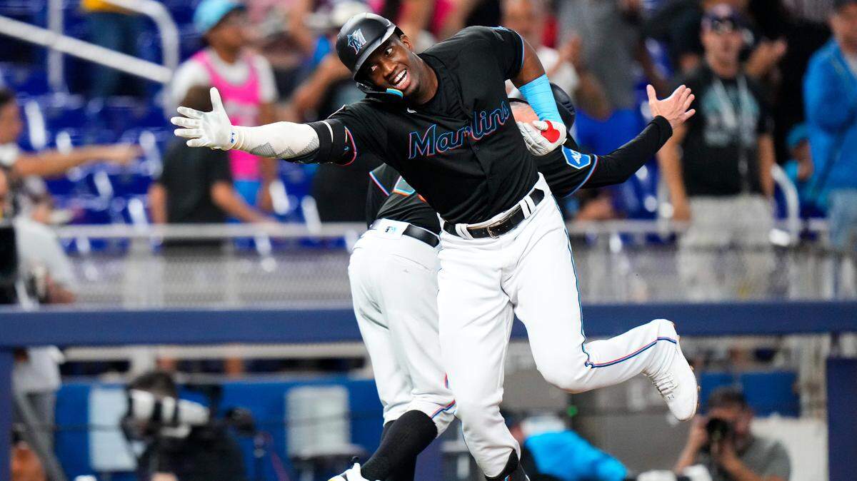 El jardinero de los Marlins Jesús Sánchez celebra tras batear un jonrón de tres carreras en el tercer inning del partido ante los Reales de Kansas City, celebrado el 7 de junio de 2023 en Miami.