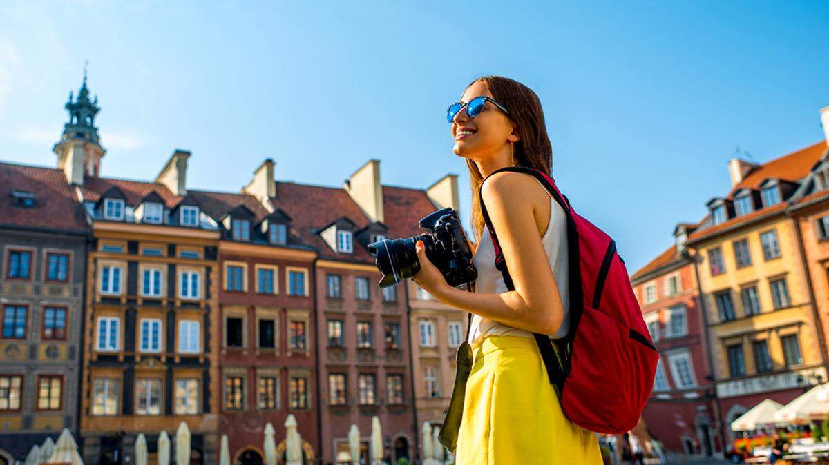 Una turista buscando nuevos recorridos por las calles de Varsovia.