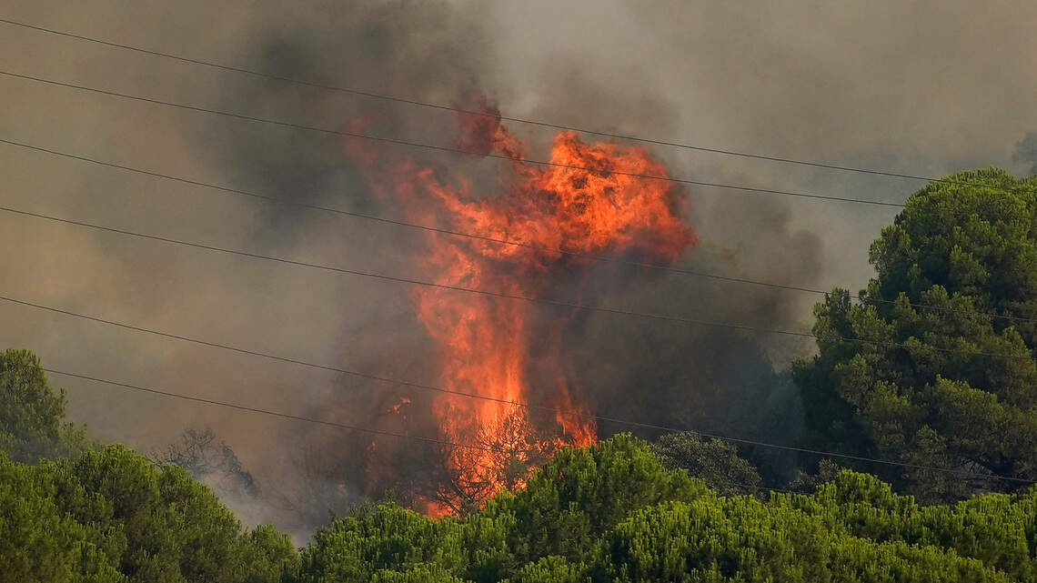 Incendios forestales amenazan Burdeos; Francia y España luchan contra las llamas