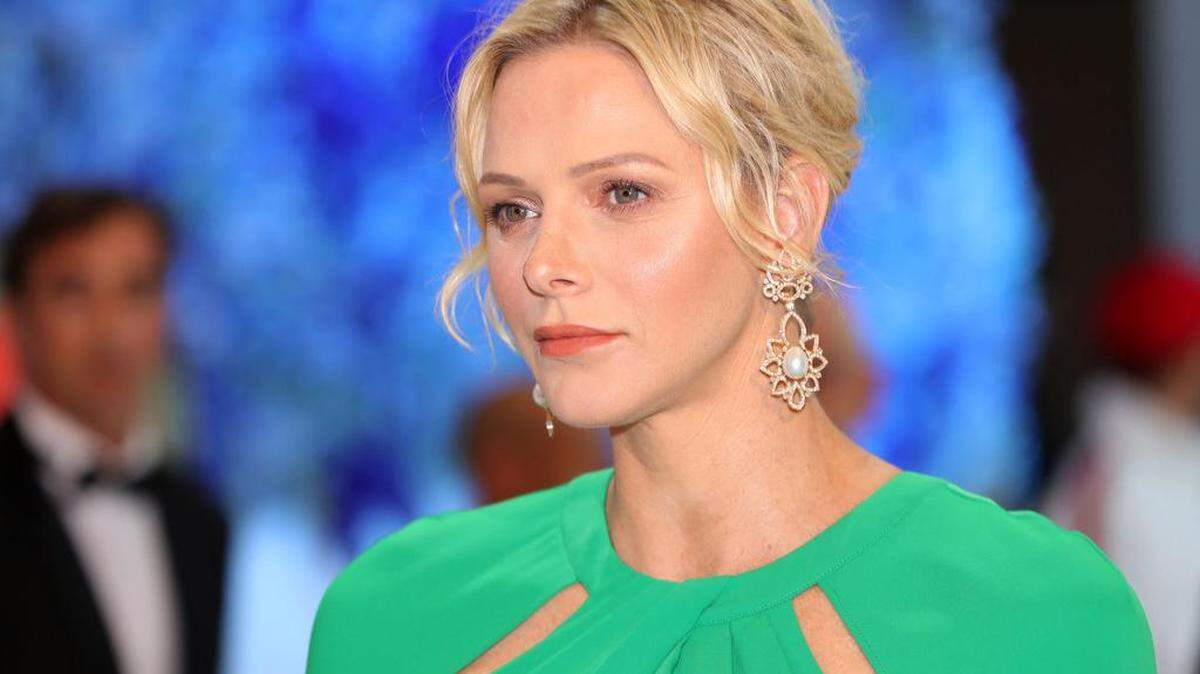 En esta foto de archivo tomada el 26 de julio de 2019, la Princesa Charlene de Mónaco llega para asistir a la 71a Gala Anual de la Cruz Roja, en Mónaco. VALERY HACHE / AFP a través de Getty Images