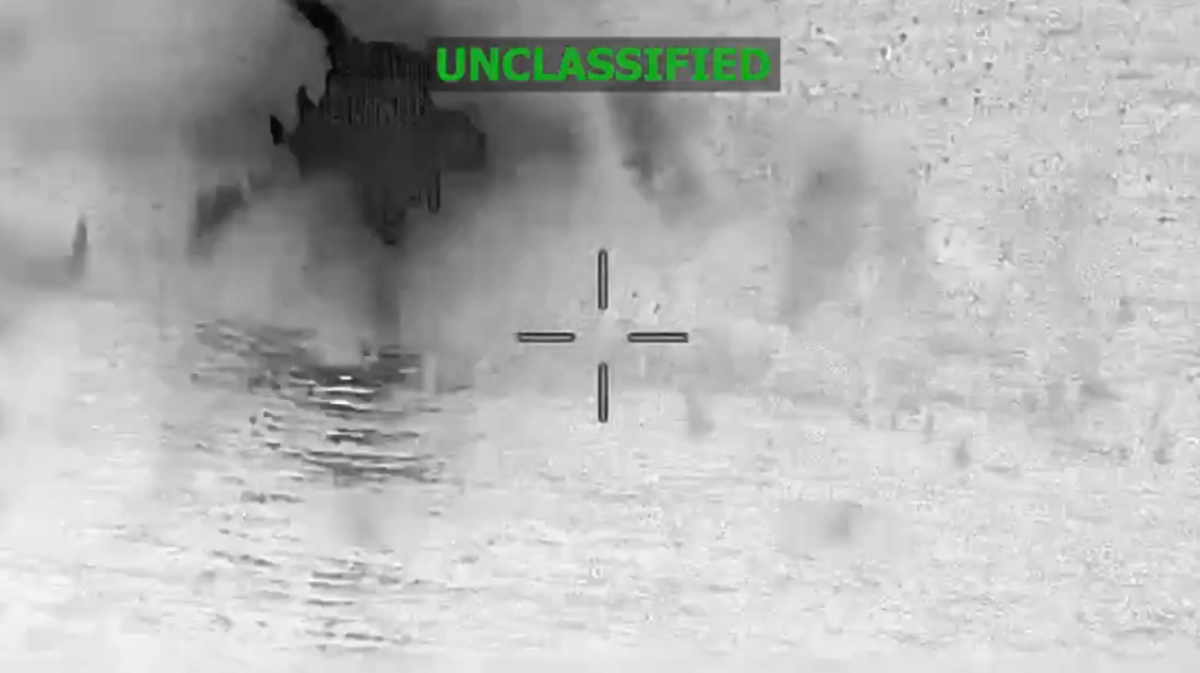 Imagen tomada de un video que muestra el momento en que una embarcación que supuestamente transporta drogas es atacada por fuerzas militares de Estados Unidos. El video fue compartido por el Comando Sur de Estados Unidos en la red social X el lunes 29 de diciembre de 2025.