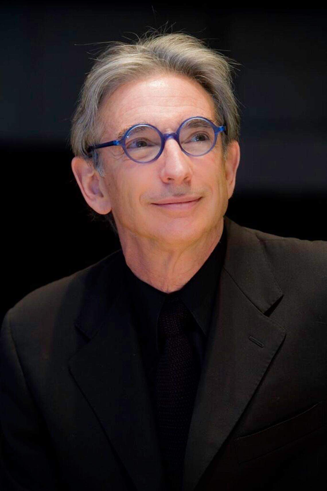 Michael Tilson Thomas renunció como director artístico en 2022 después de anunciar que se había sometido a un tratamiento para el glioblastoma multiforme, una forma agresiva de cáncer cerebral.