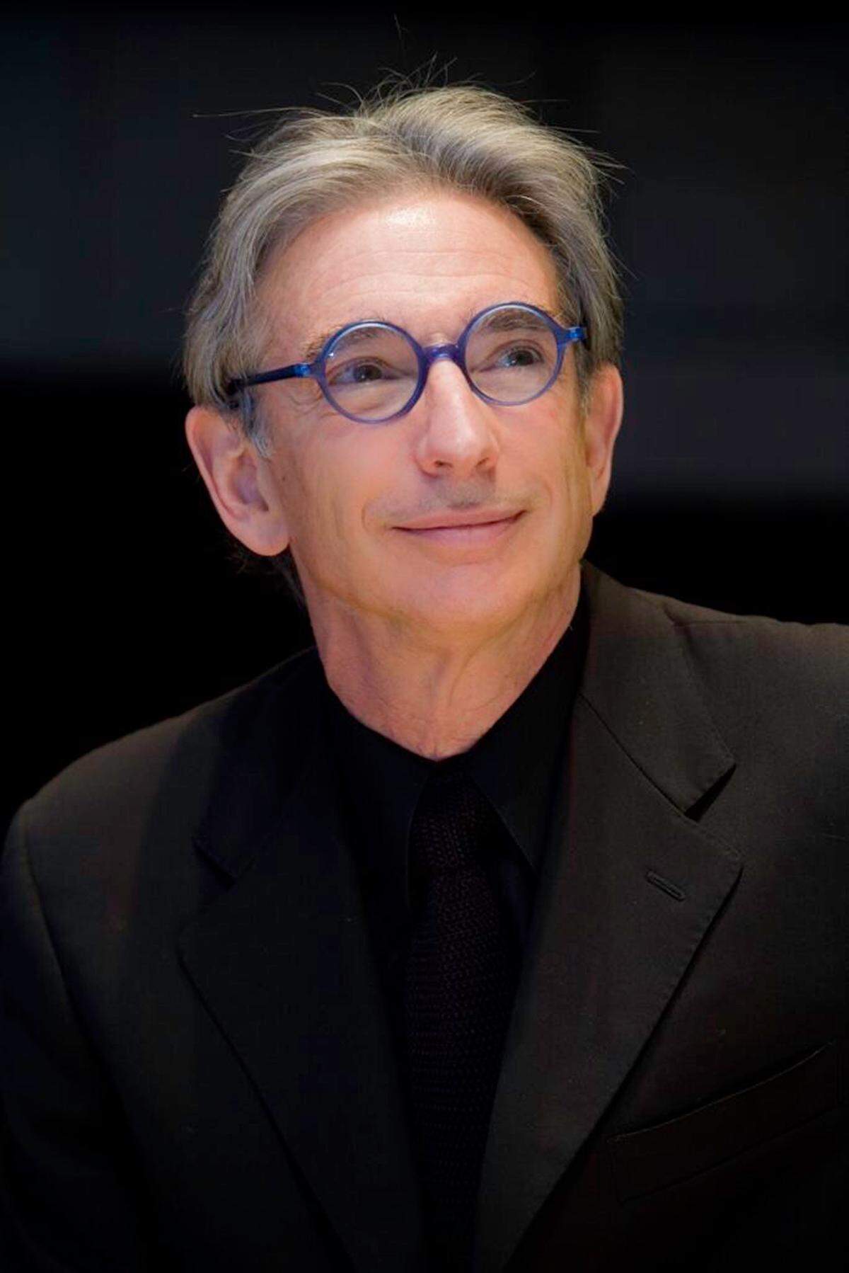 Michael Tilson Thomas renunció como director artístico en 2022 después de anunciar que se había sometido a un tratamiento para el glioblastoma multiforme, una forma agresiva de cáncer cerebral. 