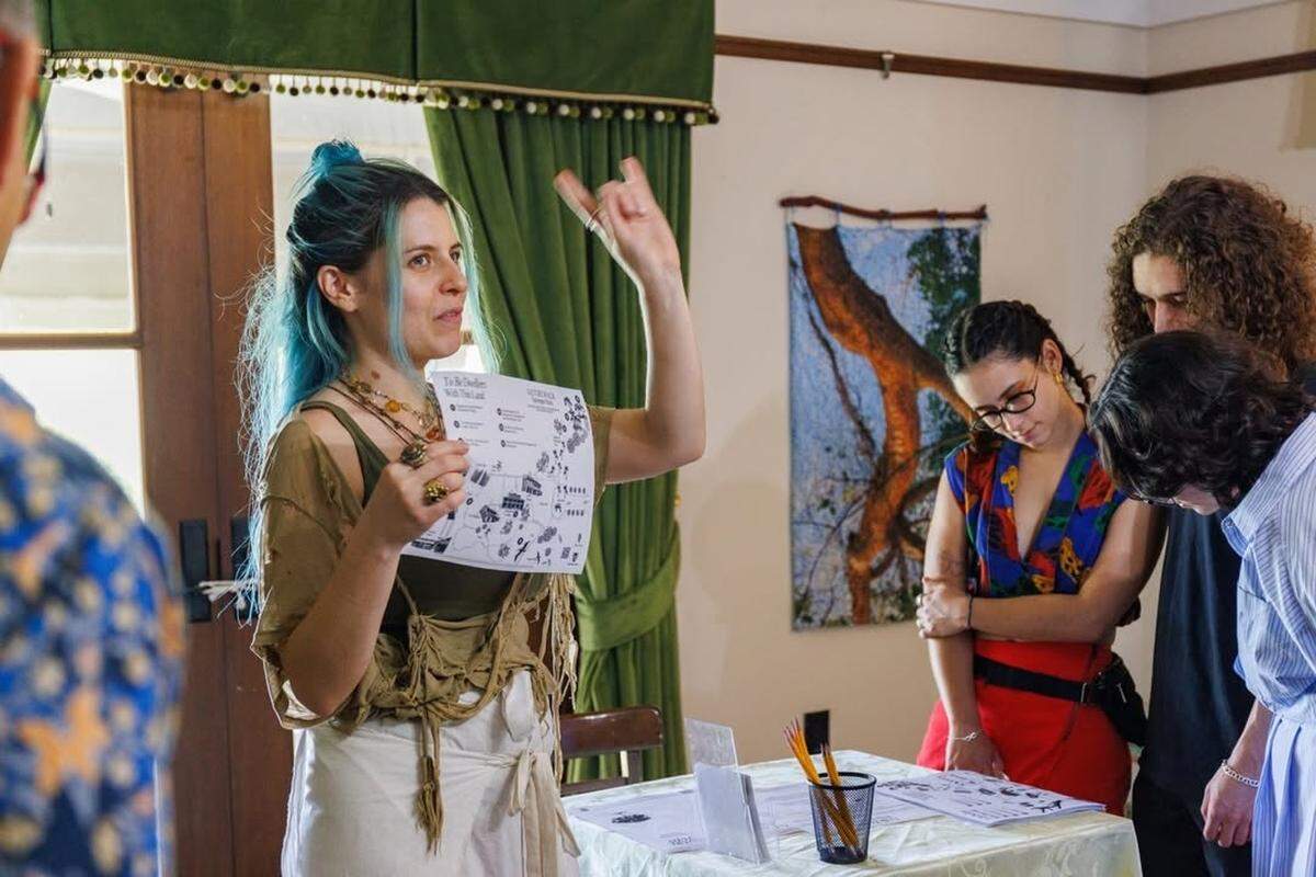 La artista residente @pangeakalivirga ofreció una charla en el teatro del Centro de Visitantes de Deering Estate.