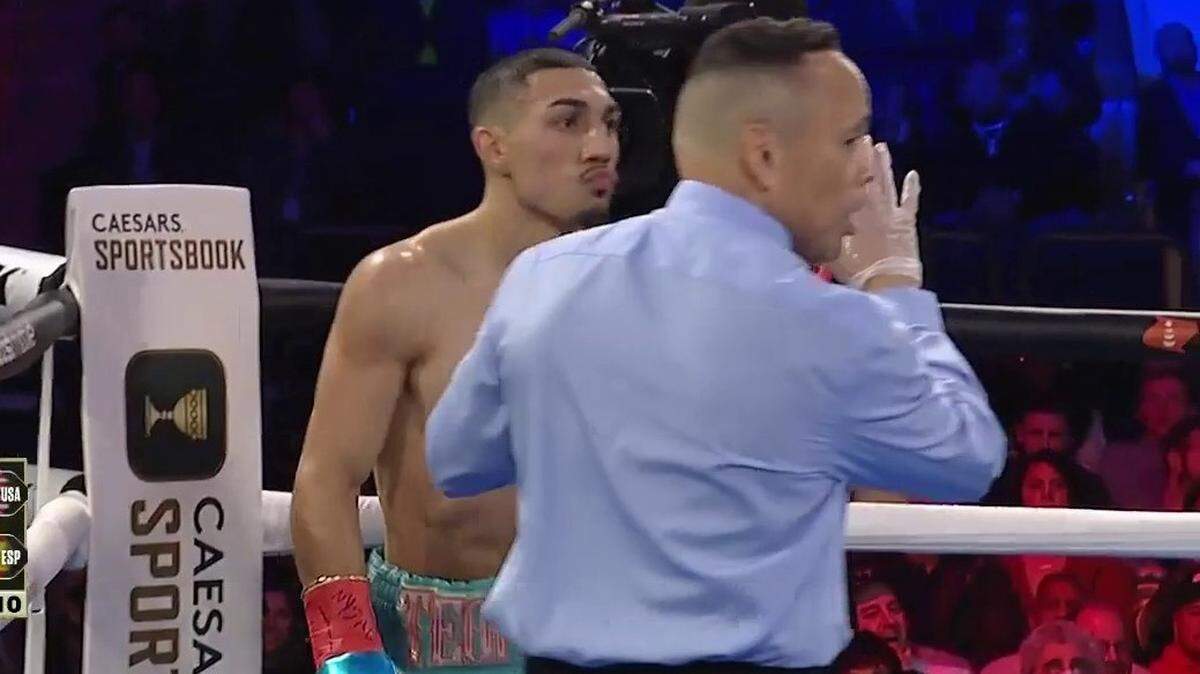 Teófimo López recibe un conteo durante su pelea contra Sandor Martín en el Madison Square Garden de Nueva York.