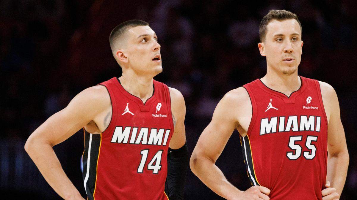 Los jugadores del Heat Tyler Herro (izq.) y Duncan Robinson toman un descanso en el partido ante los Hornets de Charlotte, celebrado el 10 de marzo de 2025 en Miami.