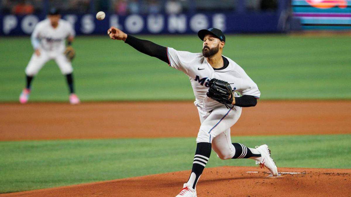 El abridor de los Marlins Pablo López lanza en el primer inning del partido ante los Mets de Nueva York, celebrado el 31 de julio de 2022 en Miami.