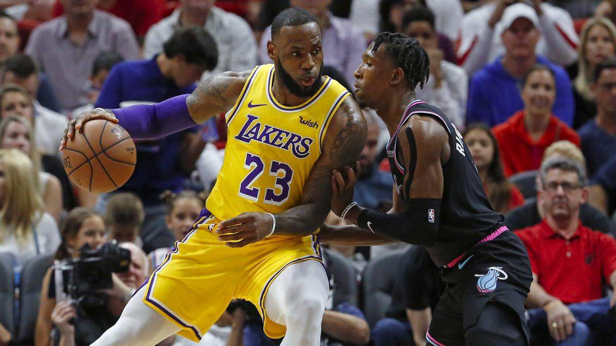 El astro de los Lakers LeBron James (izq.) lleva al pelota ante la marca de Josh Richardson, del Heat, en el primer cuarto del partido celebrado el domingo 18 de noviembre de 2018 en Miami.