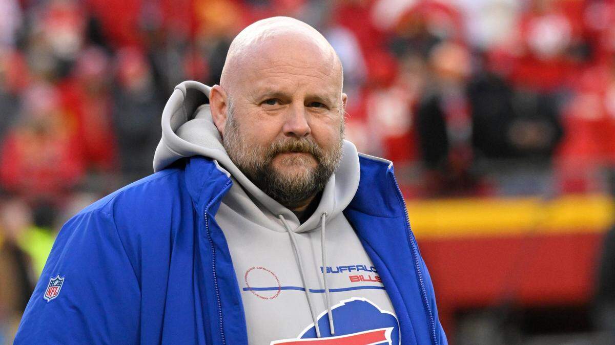 El coordinador ofensivo de los Buffalo Bills, Brian Daboll, durante los calentamientos previo al partido contra los Chiefs, el 23 de enero de 2022 en Kansas City.