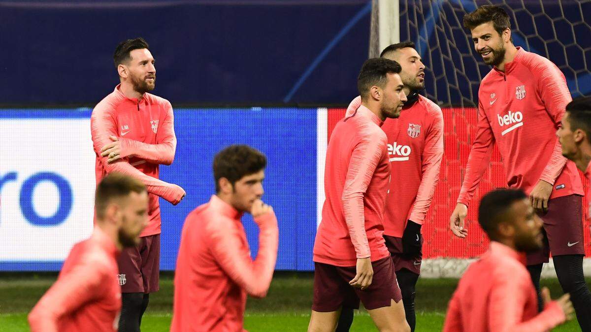 Lionel Messi (izq.) y los jugadores de Barcelona en un entrenamiento el 5 de noviembre de 2018 en Milán, Argentina.