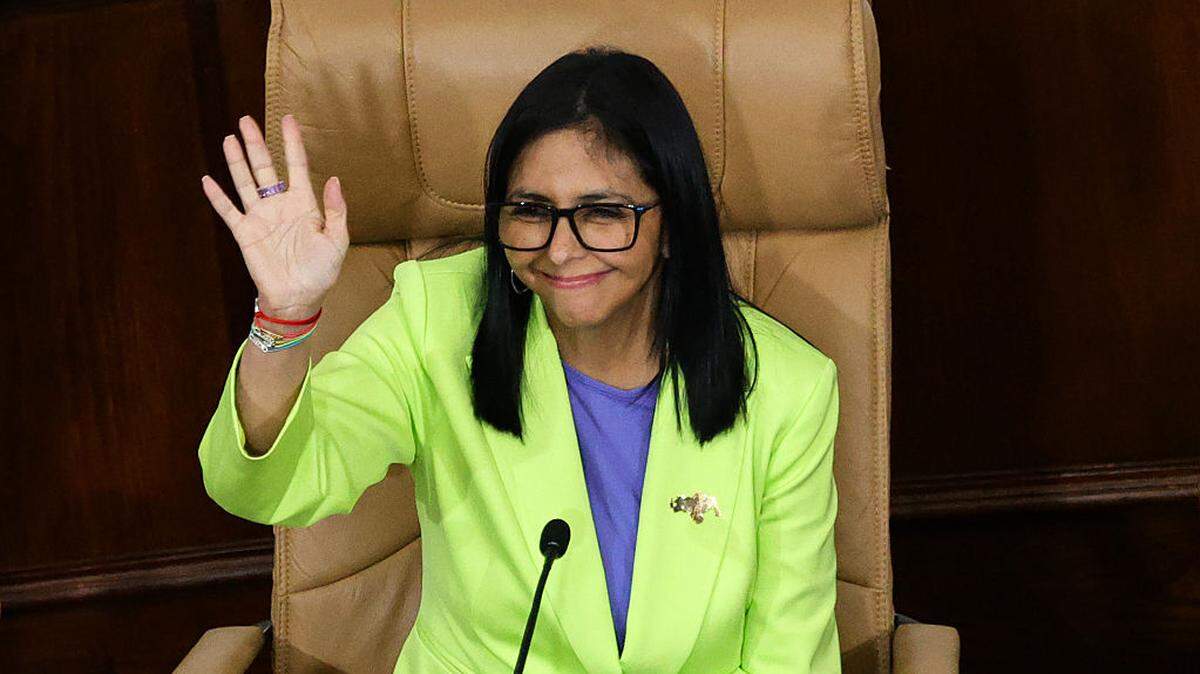 La presidenta interina de Venezuela, Delcy Rodríguez, saluda durante la presentación del informe del primer año de gobierno en el Palacio Federal Legislativo, el jueves 15 de enero de 2026 en Caracas, Venezuela.