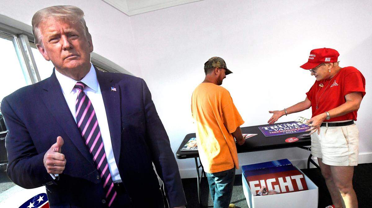 Un simpatizante de Donald Trump vende una imagen de tamaño de real del expresidente, en el Condado Taylor, Texas, el martes 27 de agosto de 2024.