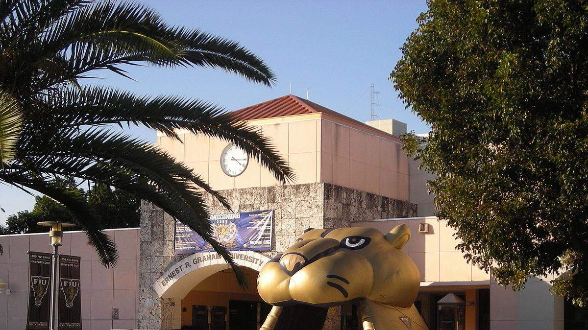 La Universidad Internacional de la Florida. La aprobación de los votantes despejaría el camino para extender el recinto principal de la Universidad Internacional de la Florida (FIU) a los terrenos adyacentes usados por la Feria de la Juventud del Condado.