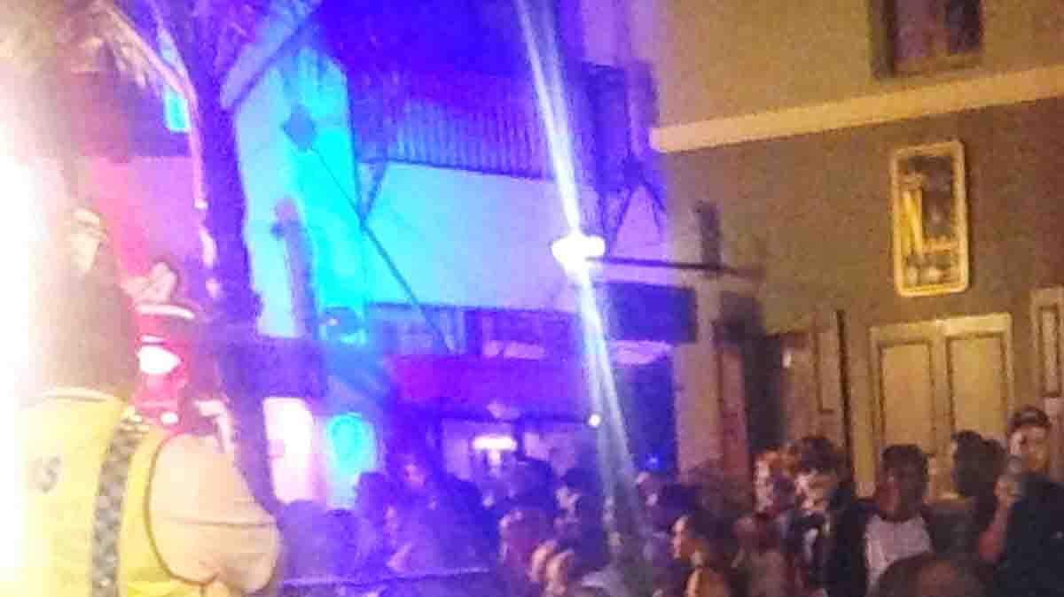 Policías y paramédicos asisten a una persona en la escena de un tiroteo, el sábado por la noche en Fort Myers. 