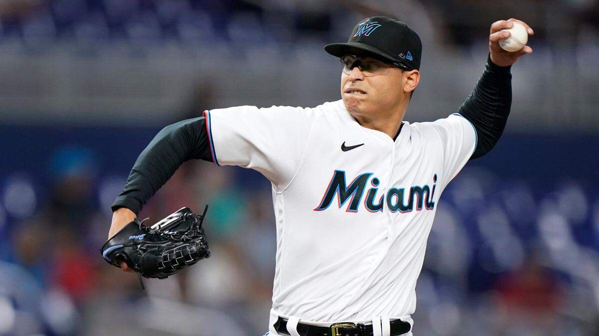 El abridor de los Marlins Jesús Luzardo lanza en el primer inning del partido ante los Bravos de Atlanta, celebrado el 3 de octubre de 2022 en Miami.