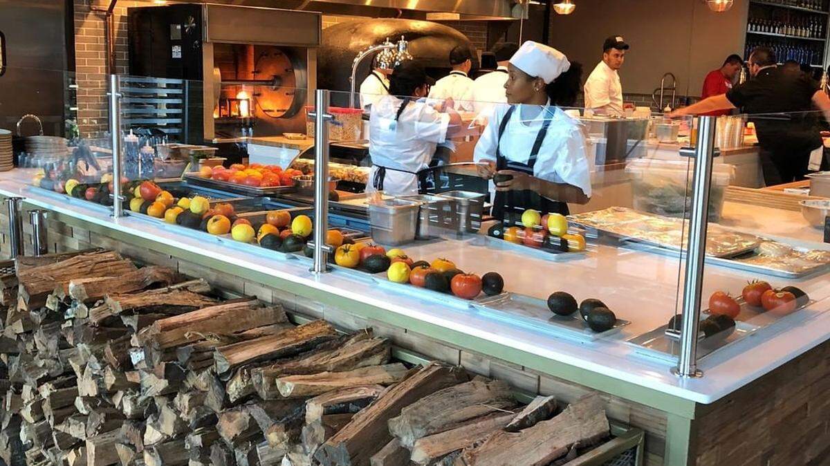 El restaurante 800° Woodfired Kitchen Aventura, es el primer restaurante en la Florida de esa cadena que sobresale precisamente por mantener el arte de cocinar sus alimentos a 800 grados en un horno de leña.