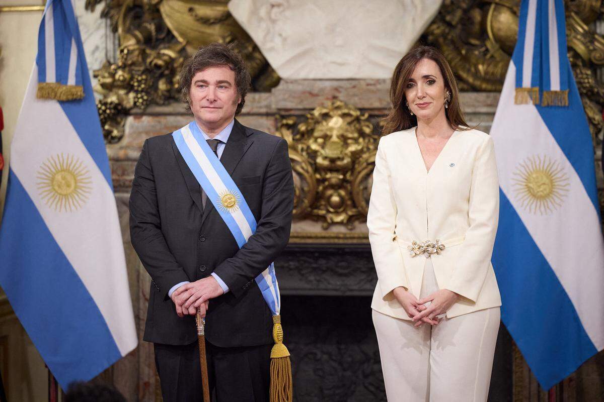 El nuevo presidente de Argentina, Javier Milei, y la vicepresidenta Victoria Villareal posan para una foto oficial después de la ceremonia de juramento en el Congreso, en Buenos Aires, el domingo 10 de diciembre de 2023.