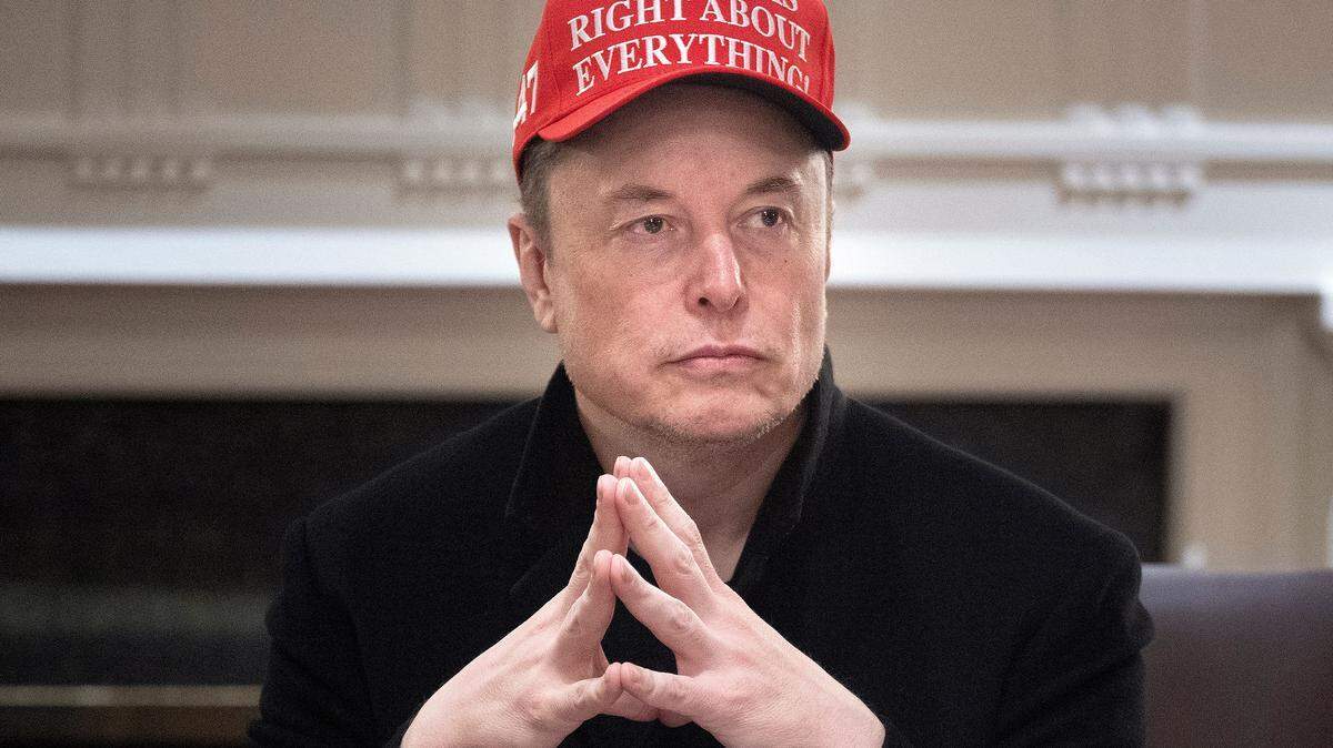 Elon Musk observa durante una reunión de gabinete en la Sala del Gabinete de la Casa Blanca el 24 de marzo de 2025, en Washington, D.C.