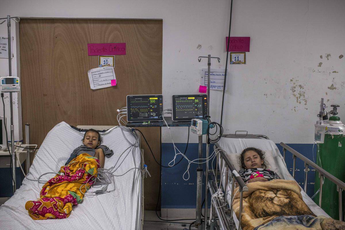 Dos niñas con dengue reciben tratamiento en el Hospital Mario Catarino Rivas en San Pedro Sula, Honduras, en una imagen del 17 de diciembre de 2019. Una de las peores epidemias de dengue en la historia reciente ha barrido Centroamérica en los últimos meses.