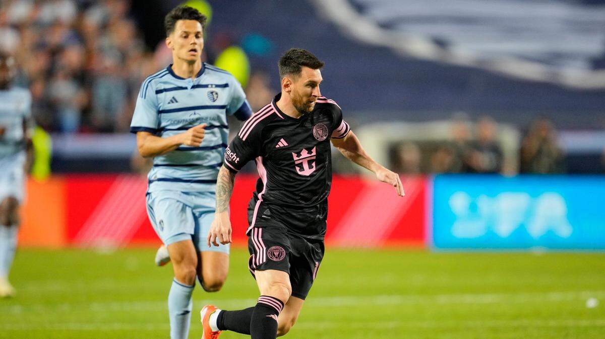 El delantero del Inter Miami Leo Messi (der.) ganó este lunes su primer premio como Jugador de la Semana de la MLS, tras su gol y asistencia logrados el sábado en la victoria a domicilio de su equipo 3-2 sobre el Sporting Kansas City ante 72,610 espectadores.