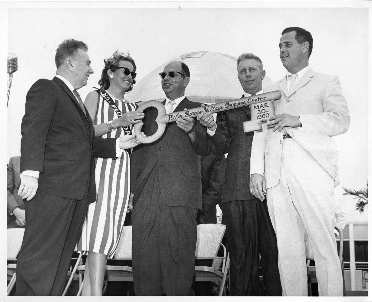 Ceremonia de inauguración del centro comercial Palm Springs Village el 30 de marzo de 1960, Hoy Palm Springs Mile en el mismo lugar en 1001 W 49th St, Hialeah, FL 33012. El alcalde Henry Milander junto a Miss Florida otorga la llave simbólica del centro comercial.