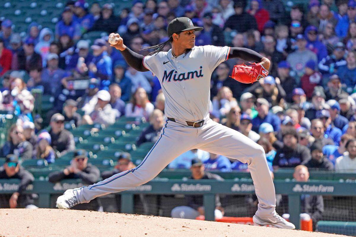 El abridor de los Marlins de Miami Edward Cabrera lanza en el primer inning del partido ante los Cachorros, celebrado el 21 de abril de 2024 en el Wrigley Field de Chicago.