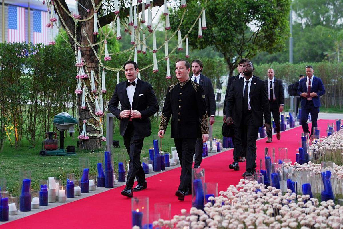 El secretario de Estado de EEUU, Marco Rubio (izq.), y el embajador de EEUU en la India, Sergio Gor, caminan a su llegada, antes de una recepción en la Roosevelt House en Nueva Delhi, el 23 de mayo de 2026.