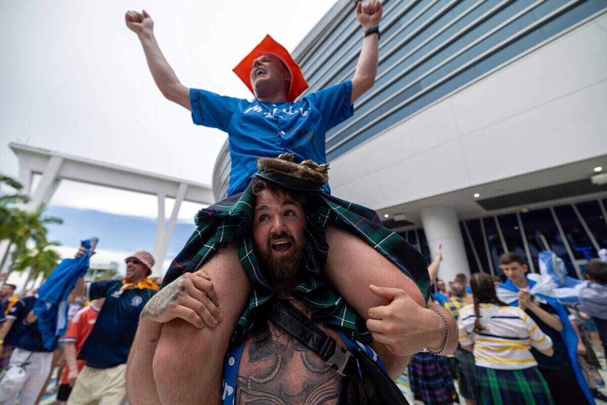 Aficionados de Escocia celebran en las afueras del estadio de los Marlins, el lunes en Miami.