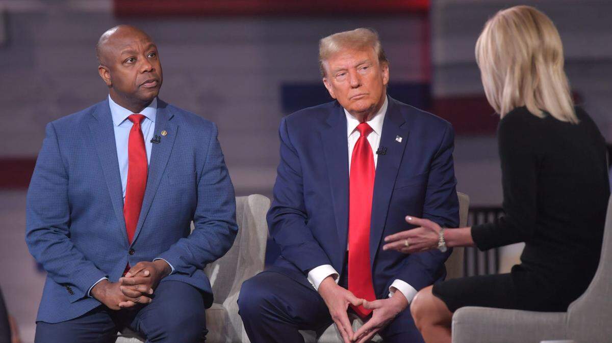 El expresidente estuvo en la ciudad para asistir a un ayuntamiento de Ingraham Angle en el Centro de Convenciones de Greenville el martes 20 de febrero de 2024. El senador de Carolina del Sur Tim Scott, izquierda, se une Trump en el escenario con la presentadora Laura Ingraham.