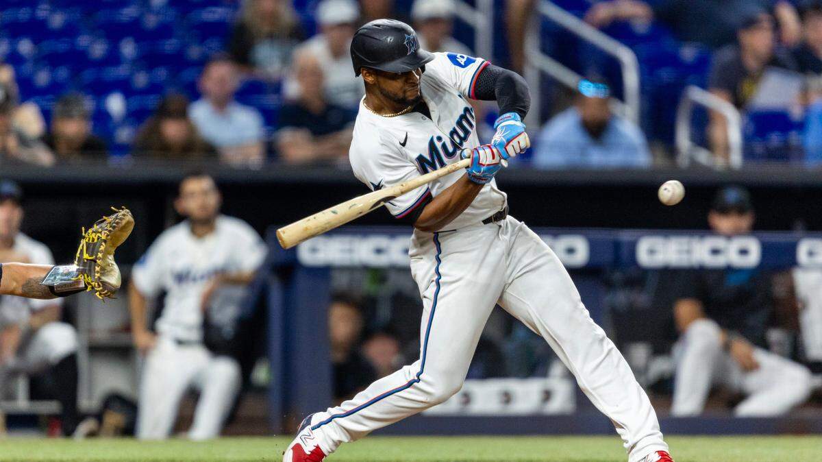 El pelotero de los Marlins Otto López batea un hit en el partido ante los Cerveceros de Milwaukee, celebrado el 20 de mayo de 2024 en Miami.