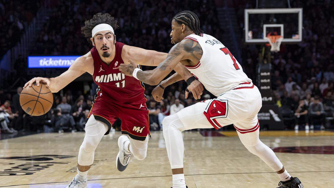 El alero del Heat, Jaime Jáquez Jr. (11), avanza con el balón ante la marca de Dalen Terry, de los Bulls de Chicago, en el partido de la NBA celebrado el 31 de enero de 2026 en Miami.