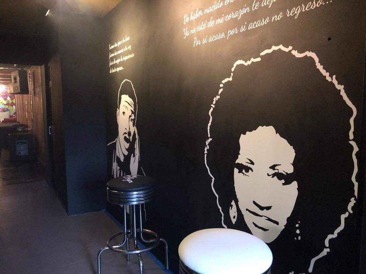 Las imágenes de Beny Moré y Celia Cruz ocupan un lugar especial en la nueva decoración del Hoy como el Ayer.