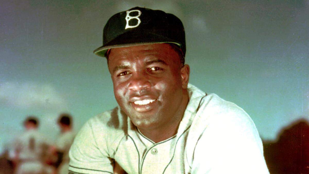 En esta foto de archivo de 1952, Jackie Robinson posa con el uniforme de los Dodgers de Brooklyn.
