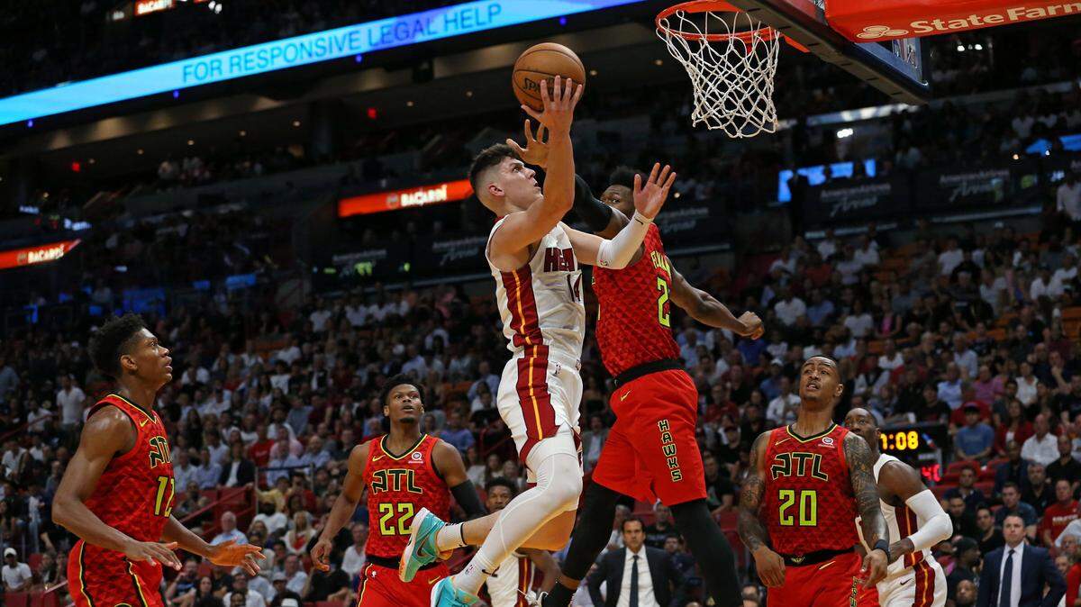 El jugador del Heat Tyler Herro entra al aro ante la marca de Cam Reddish, de los Hawks, en el segundo cuarto del partido celebrado el 29 de octubre de 2019 en Miami.